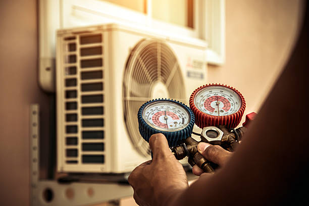 Professional Hvac technician working in Samburg, TN